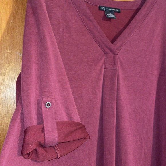 •ADRIANNA PAPELL•WINE 3/4 CONVERTIBLE SLEEVE V-NECK BLOUSE IN SIZE MEDIUM - Picture 6 of 6